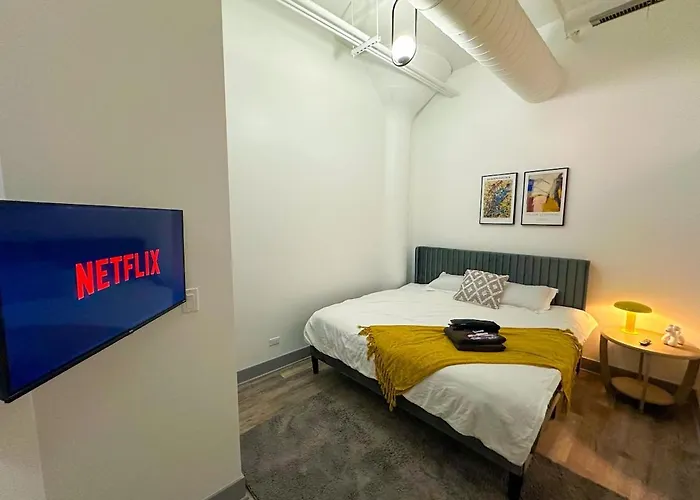 Luxury 6br With Pool Table Sleeps 12 Perfect For Group Near Mccormick Place, Grant Park And Soldier Field