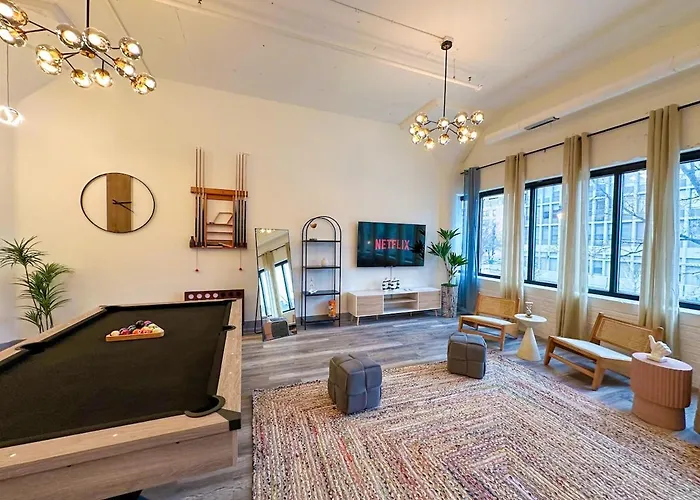 Luxury 6br With Pool Table Sleeps 12 Perfect For Group Near Mccormick Place, Grant Park And Soldier Field Apartment *