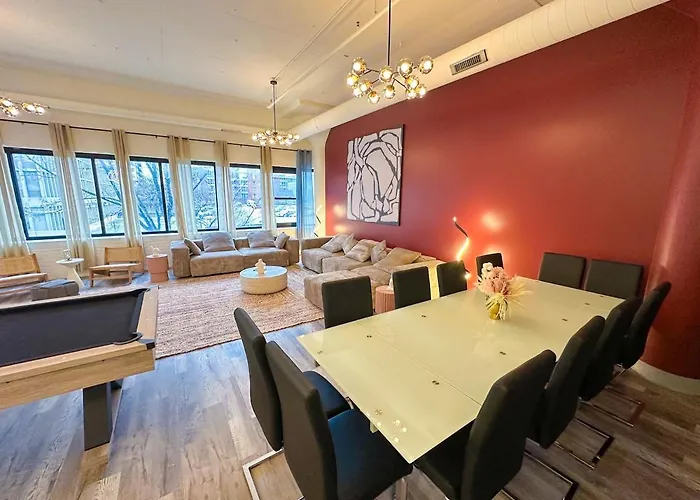 Luxury 6br With Pool Table Sleeps 12 Perfect For Group Near Mccormick Place, Grant Park And Soldier Field Chicago