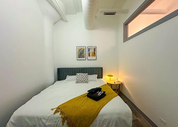 Luxury 6br With Pool Table Sleeps 12 Perfect For Group Near Mccormick Place, Grant Park And Soldier Field Apartment *