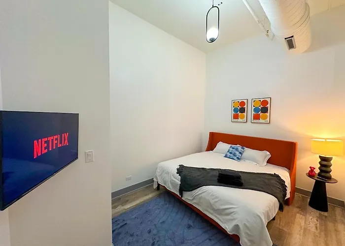 Luxury 6br With Pool Table Sleeps 12 Perfect For Group Near Mccormick Place, Grant Park And Soldier Field Apartment *