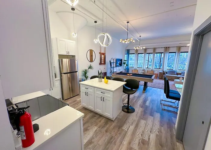 Luxury 6br With Pool Table Sleeps 12 Perfect For Group Near Mccormick Place, Grant Park And Soldier Field Apartment *
