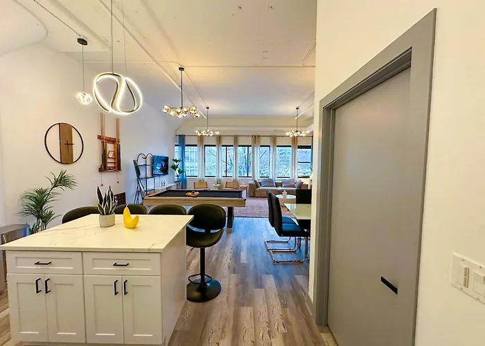 Apartment Luxury 6br With Pool Table Sleeps 12 Perfect For Group Near Mccormick Place, Grant Park And Soldier Field