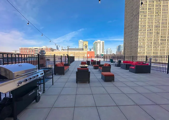 Luxury 6br With Pool Table Sleeps 12 Perfect For Group Near Mccormick Place, Grant Park And Soldier Field *